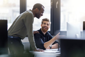 core business: dois homens sorrindo em escritório